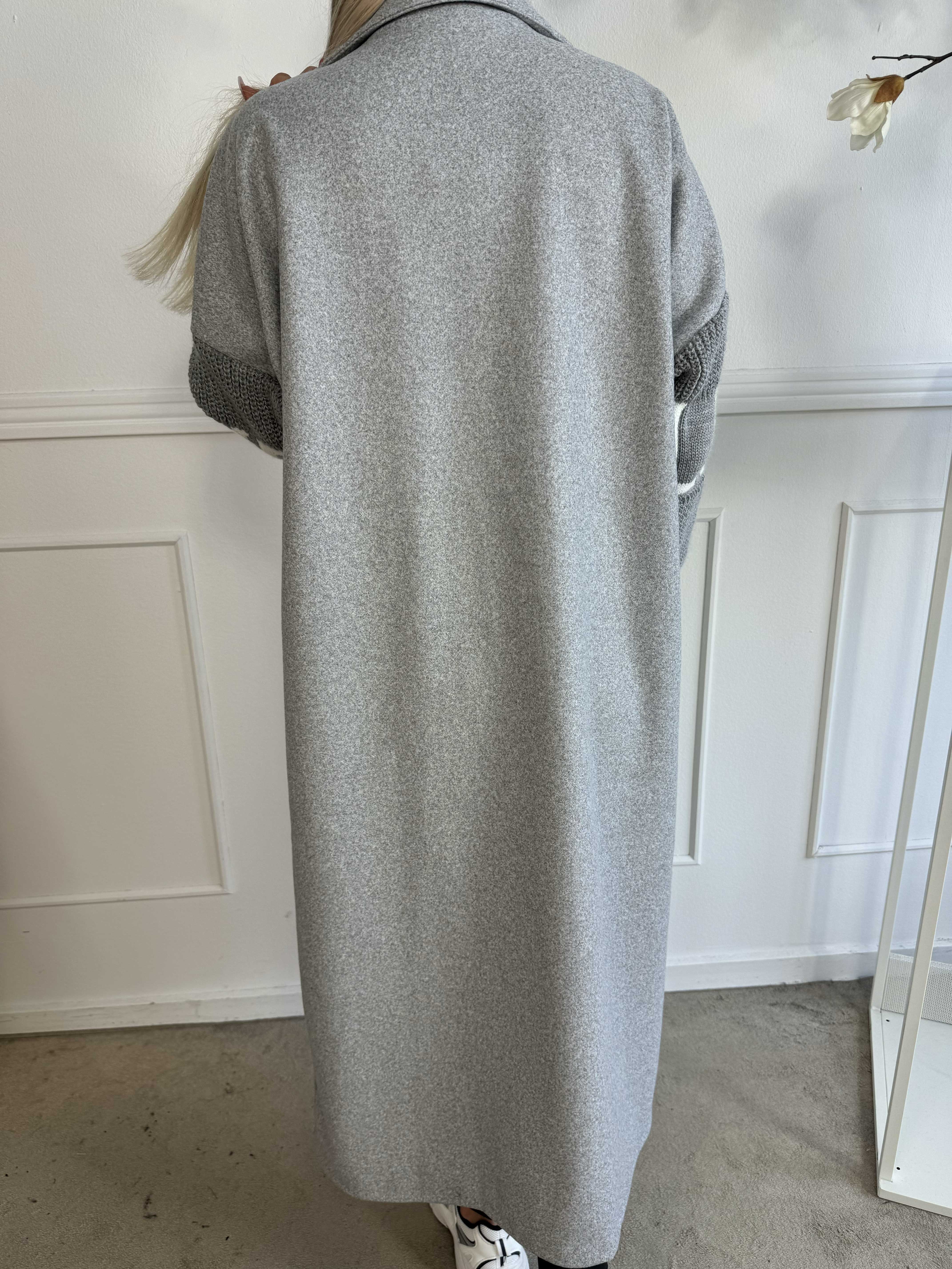 Debbie - Fin kappa med stickade ärmar